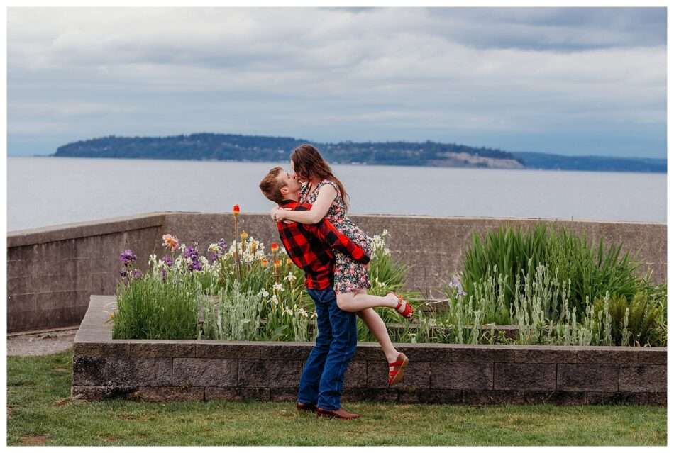 Mukilteo Lighthouse Engagement Yianni Elizabeth 0010 950x639 Mukilteo Lighthouse Engagement | Yianni & Elizabeth