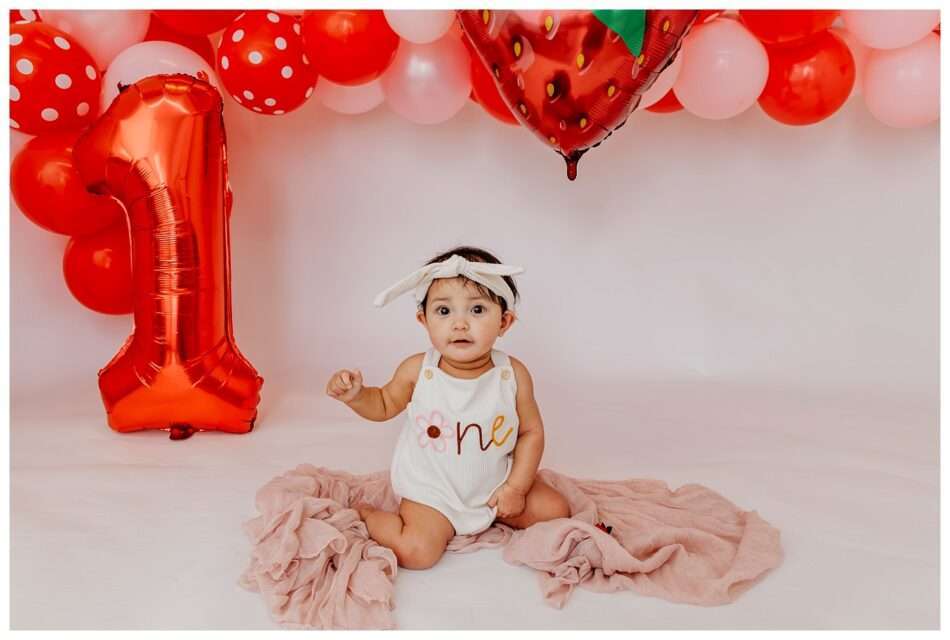 Elyzza Turns One Strawberry Themed Cake Smash in Downtown Everett Studio 0008 950x640 Elyzza Turns One | Strawberry Themed Cake Smash in Downtown Everett Studio