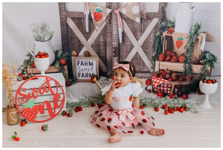 Elyzza Turns One Strawberry Themed Cake Smash in Downtown Everett Studio 0013 950x640 Elyzza Turns One | Strawberry Themed Cake Smash in Downtown Everett Studio