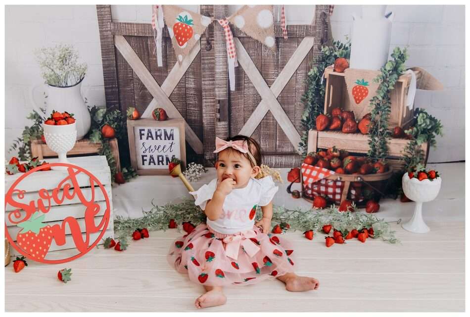 Elyzza Turns One Strawberry Themed Cake Smash in Downtown Everett Studio 0016 950x640 Elyzza Turns One | Strawberry Themed Cake Smash in Downtown Everett Studio