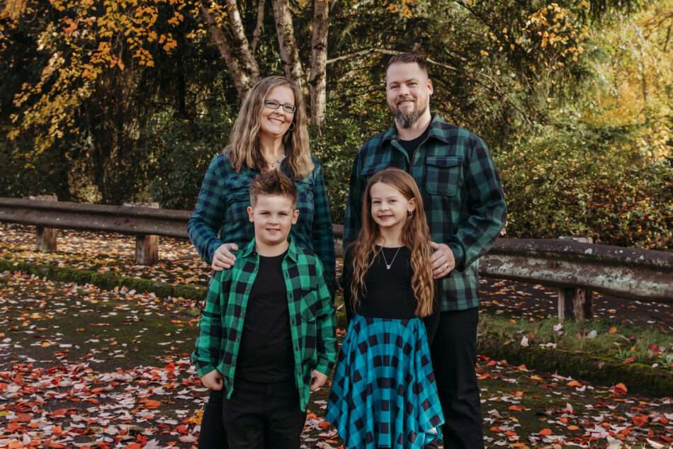 Gunderman 2025 013 950x634 Golden November Moments | Fall Mini Session at Bothell Landing